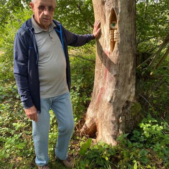 Bildhauer Norbert Mederer mit Skulptur Waldgeist